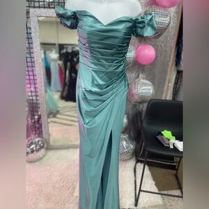 Green Sleeveless Sweetheart Gown for Weddings